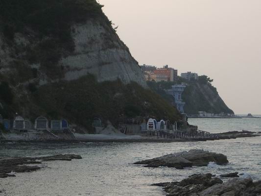 Pietralcroce: grotte sul mare